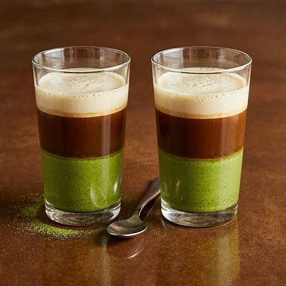 Dirty Matcha Dirty Matcha in Gläsern geschichtet. Unten Matcha, dann Espresso und als Abschluss weiße Creme.